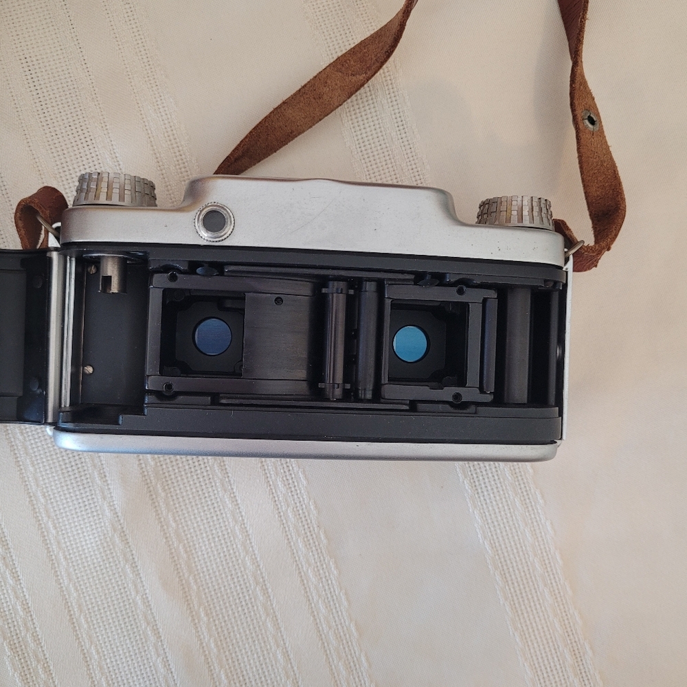 Bell & Howell TDC Stereo Vivid Film Camera 35mm w Half Case Leather Vintage - Picture 7 of 8